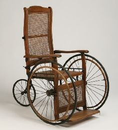 siglo-XIX-silla-ruedas-madera-mimbre.jpg