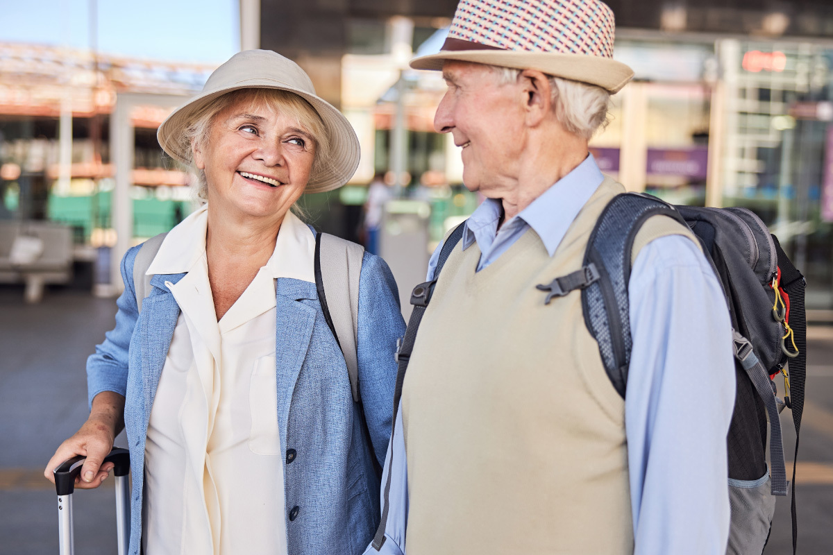 pareja-ancianos-preparandose-para-viaje-avion